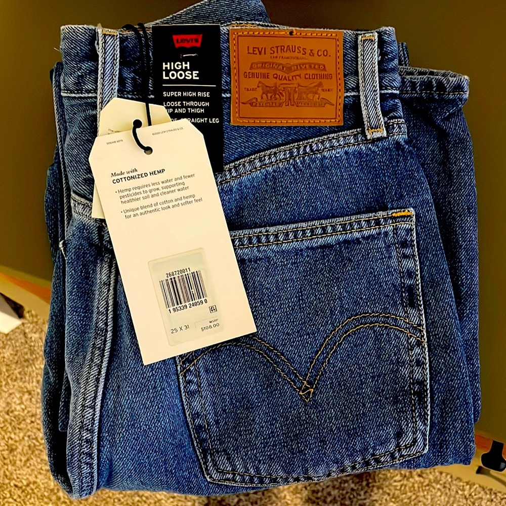 NEW WITH TAGS LEVIS HIGH LOOSE JEANS. Size 25. Love these pants!
